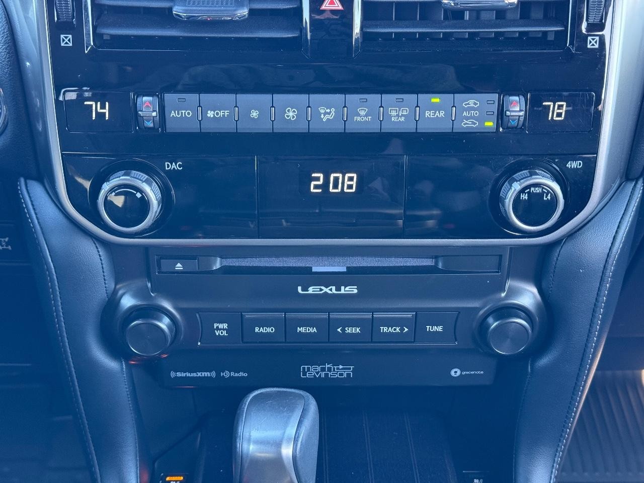 Lexus GX Vehicle Full-screen Gallery Image 15