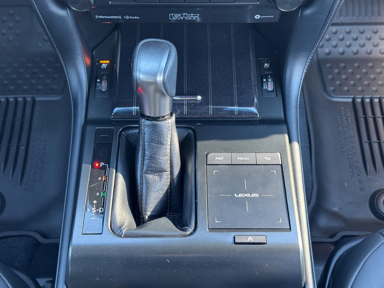 Lexus GX Vehicle Full-screen Gallery Image 16