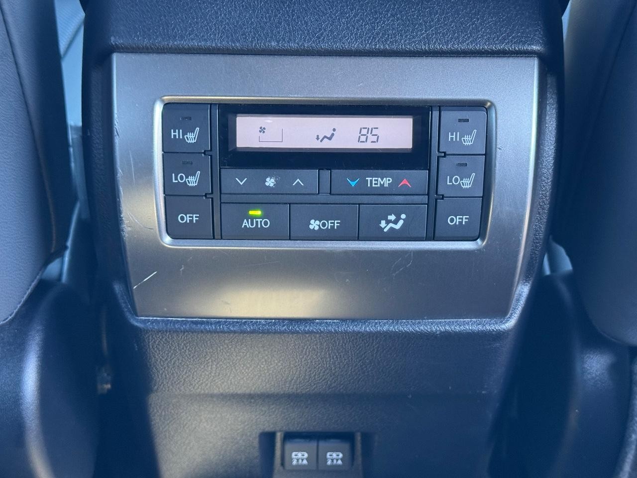 Lexus GX Vehicle Full-screen Gallery Image 17