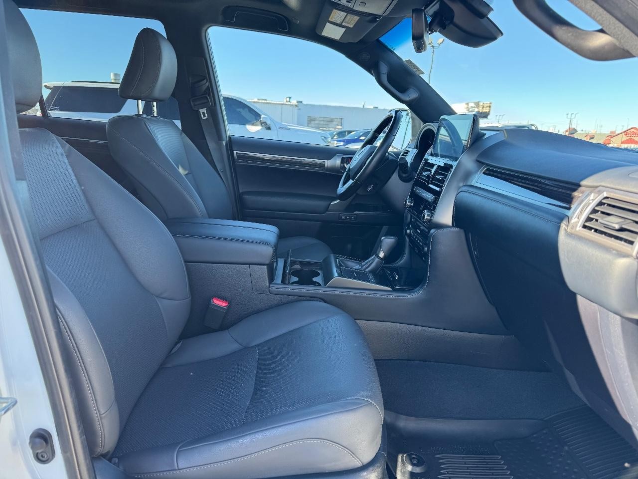 Lexus GX Vehicle Full-screen Gallery Image 18