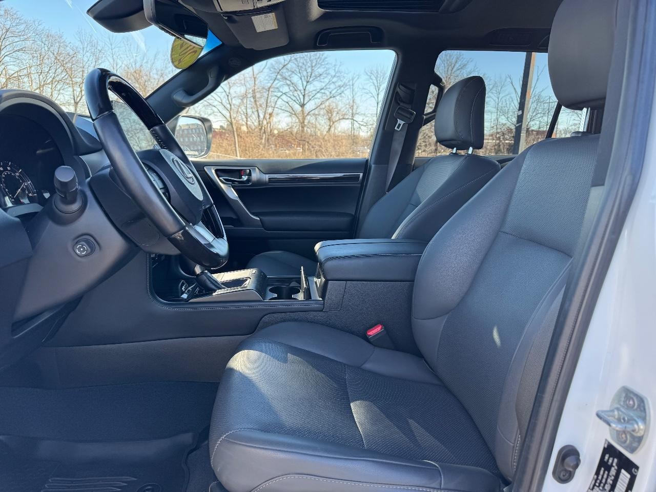 Lexus GX Vehicle Full-screen Gallery Image 19