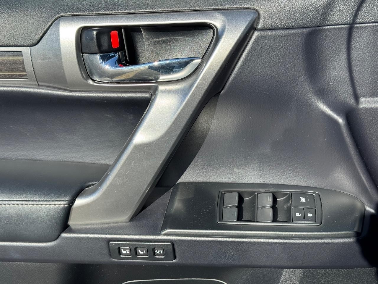 Lexus GX Vehicle Full-screen Gallery Image 27