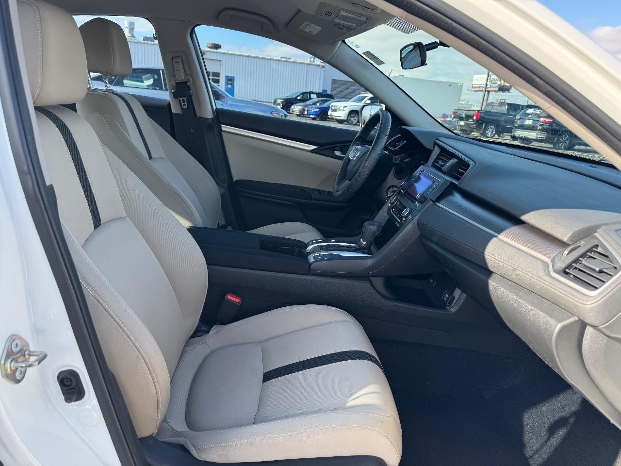 Honda Civic Sedan Vehicle Full-screen Gallery Image 15