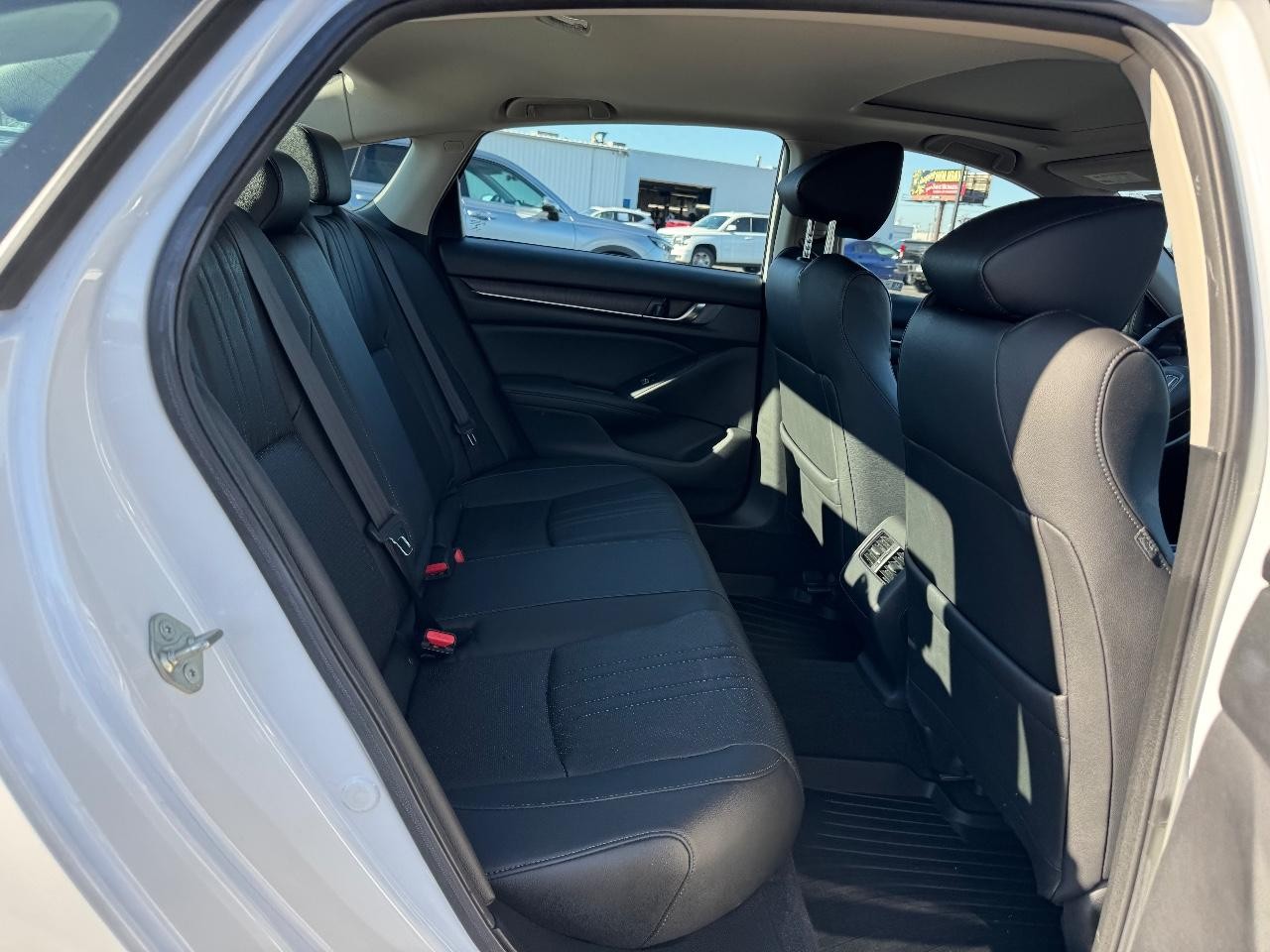 Honda Accord Sedan Vehicle Full-screen Gallery Image 10