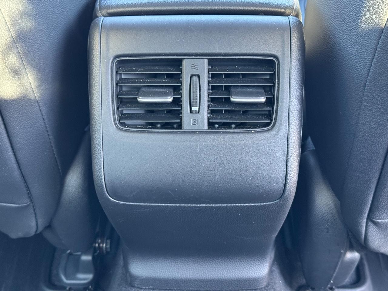 Honda Accord Sedan Vehicle Full-screen Gallery Image 16