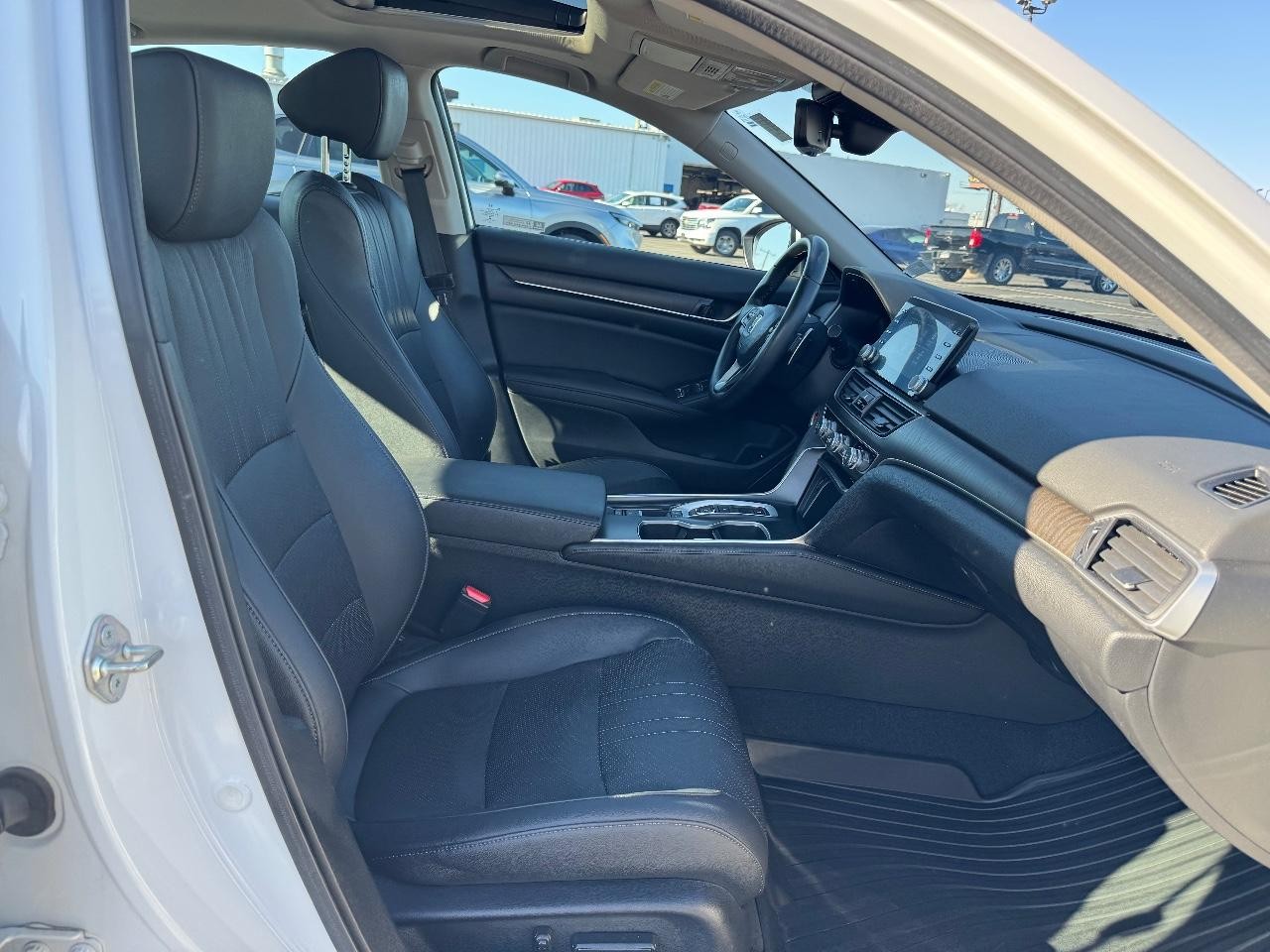 Honda Accord Sedan Vehicle Full-screen Gallery Image 17