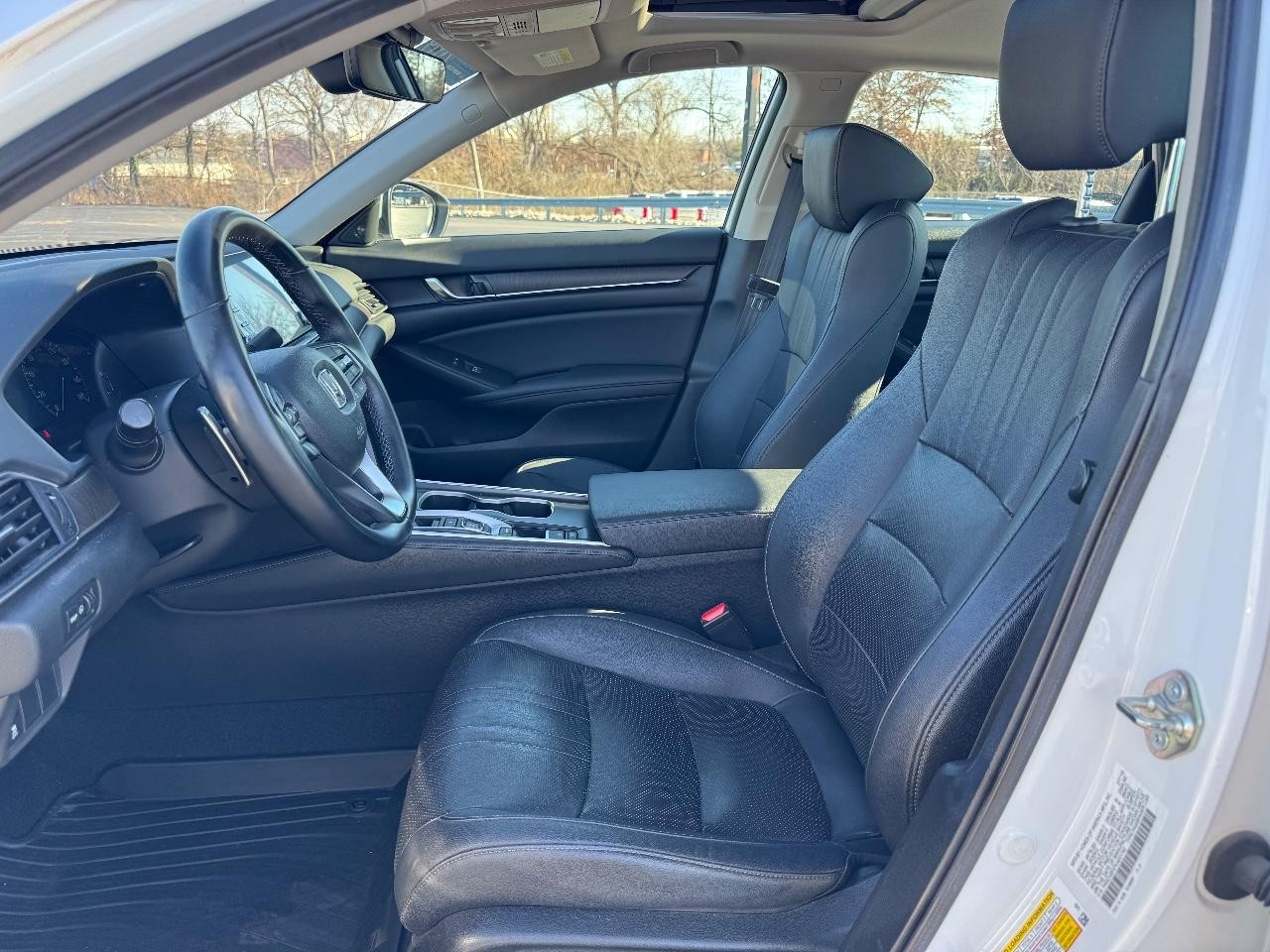 Honda Accord Sedan Vehicle Full-screen Gallery Image 18