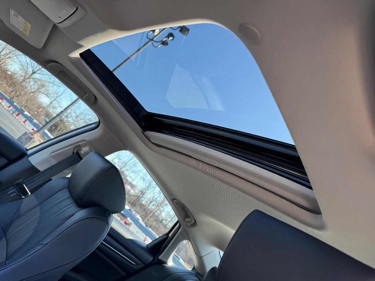 Honda Accord Sedan Vehicle Full-screen Gallery Image 19