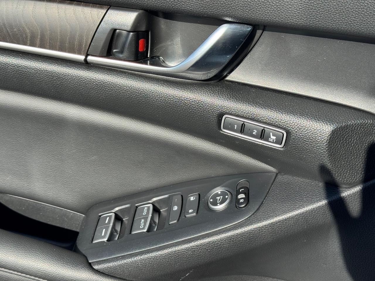 Honda Accord Sedan Vehicle Full-screen Gallery Image 25