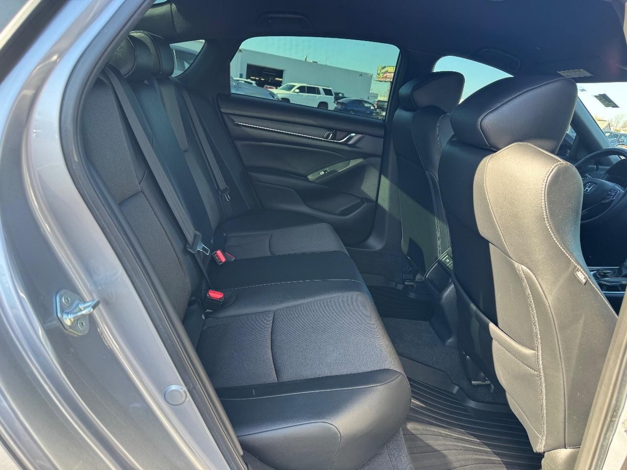 Honda Accord Sedan Vehicle Full-screen Gallery Image 10