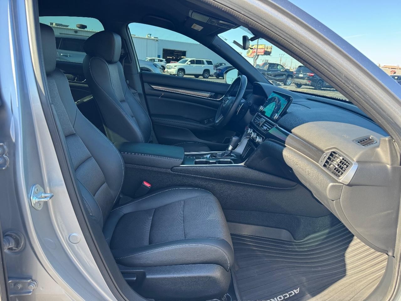 Honda Accord Sedan Vehicle Full-screen Gallery Image 17