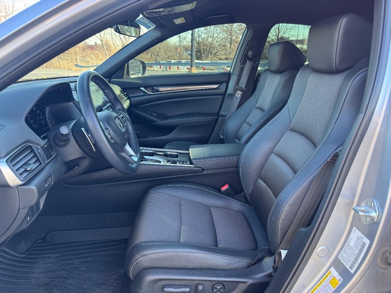 Honda Accord Sedan Vehicle Full-screen Gallery Image 18