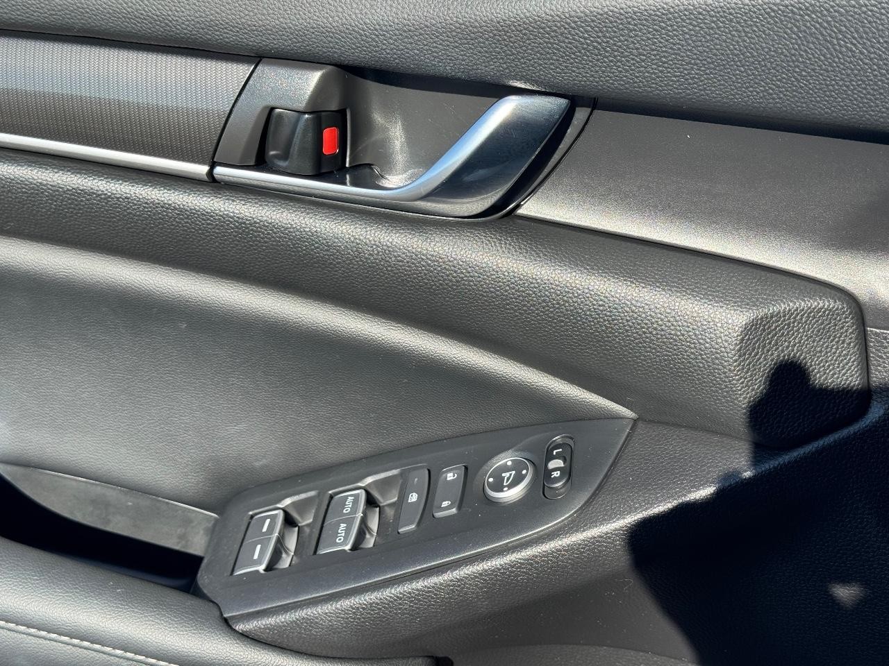 Honda Accord Sedan Vehicle Full-screen Gallery Image 24