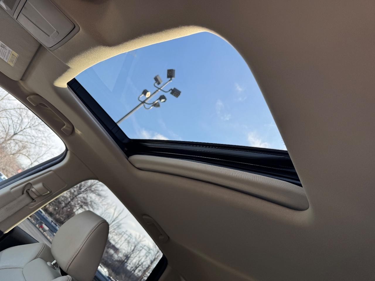 Acura MDX Vehicle Full-screen Gallery Image 20