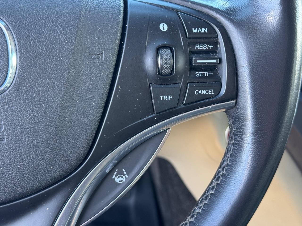 Acura MDX Vehicle Full-screen Gallery Image 23