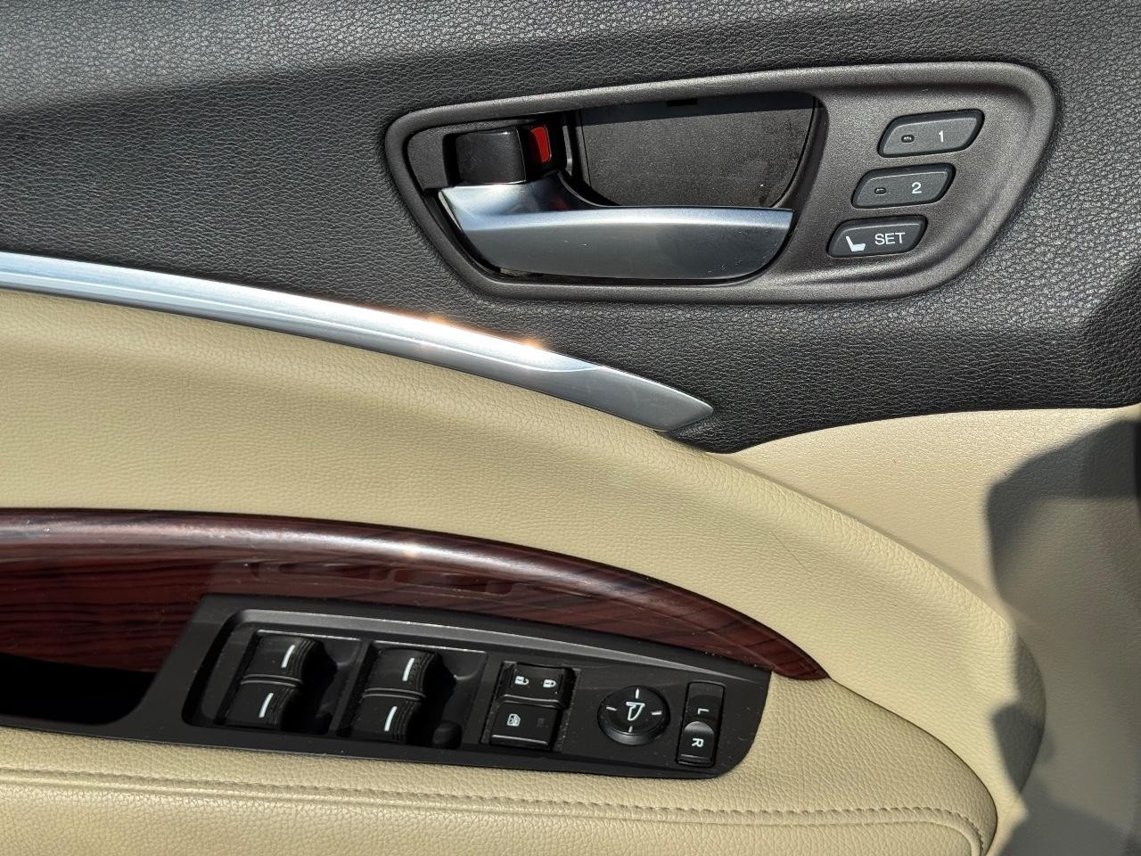 Acura MDX Vehicle Full-screen Gallery Image 27