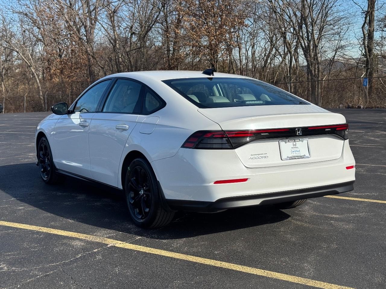 Honda Accord Sedan Vehicle Full-screen Gallery Image 06