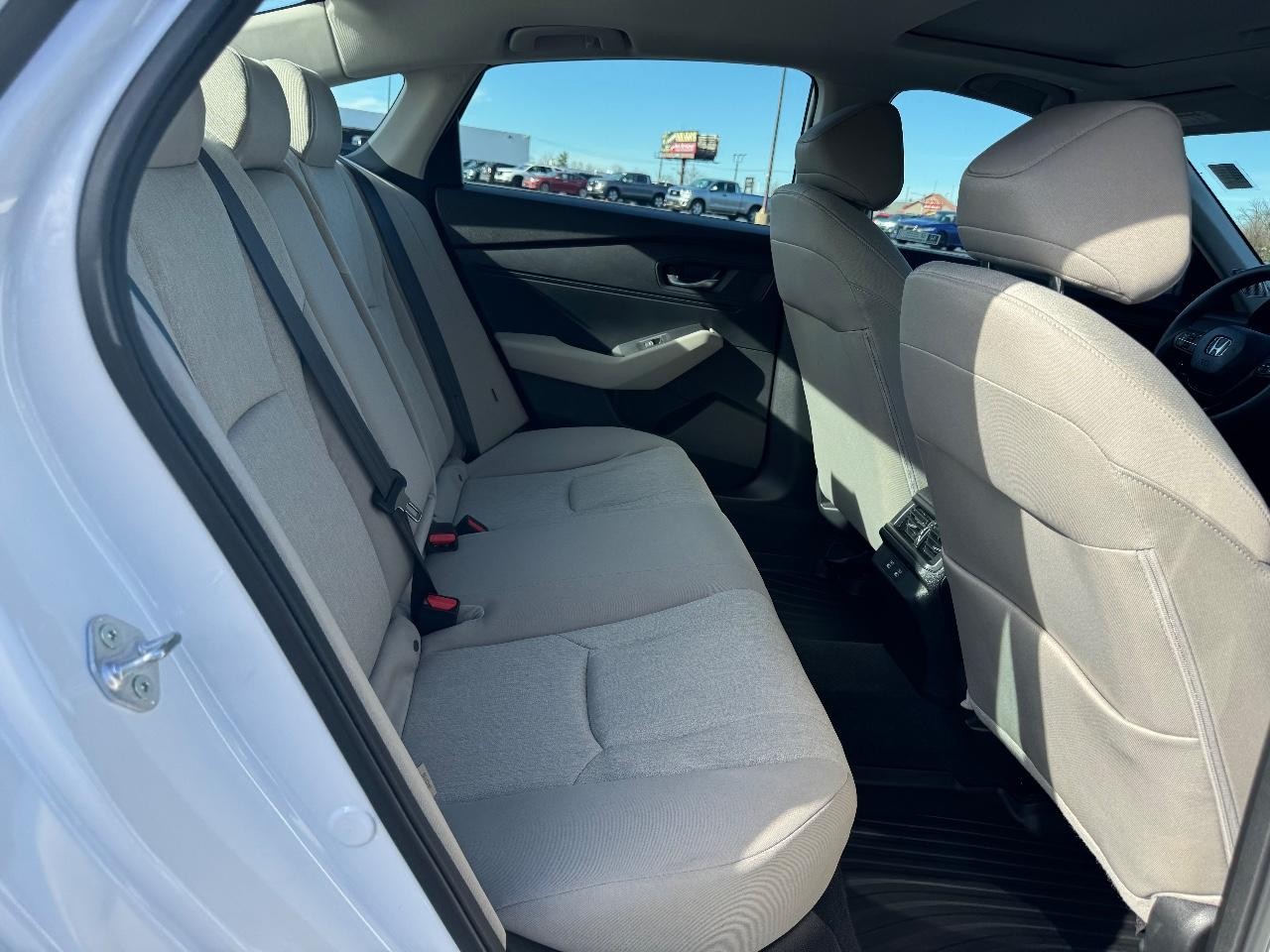 Honda Accord Sedan Vehicle Full-screen Gallery Image 10