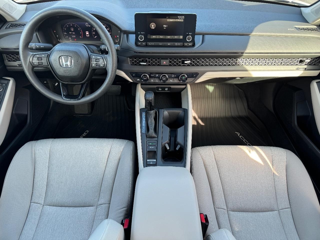 Honda Accord Sedan Vehicle Full-screen Gallery Image 11