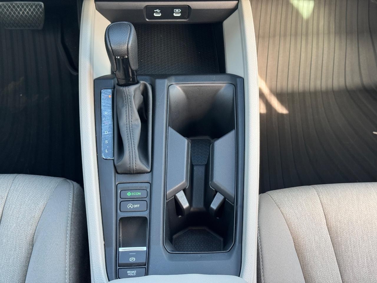 Honda Accord Sedan Vehicle Full-screen Gallery Image 15