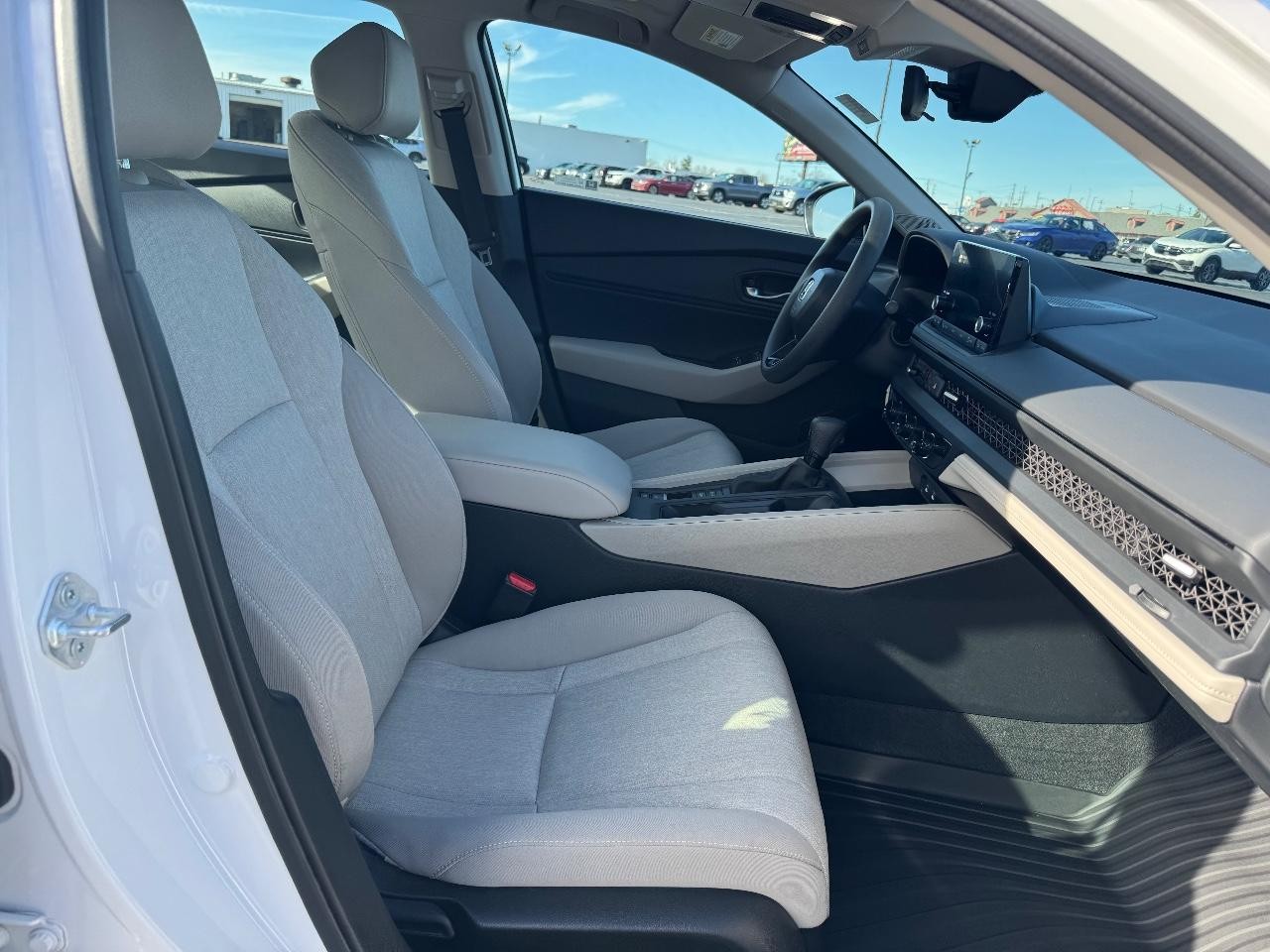 Honda Accord Sedan Vehicle Full-screen Gallery Image 17