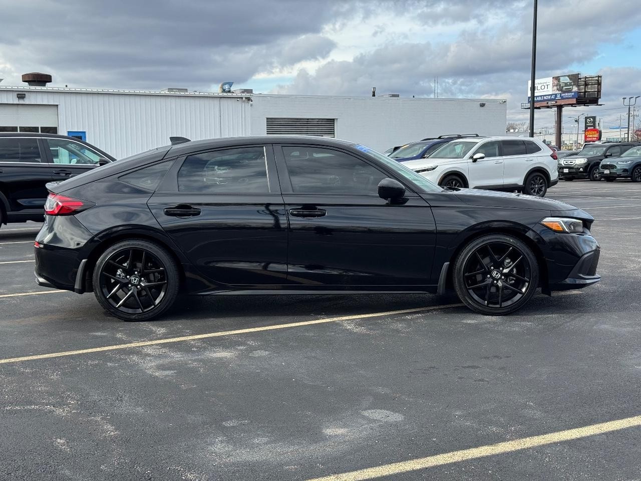 Honda Civic Hatchback Vehicle Full-screen Gallery Image 02