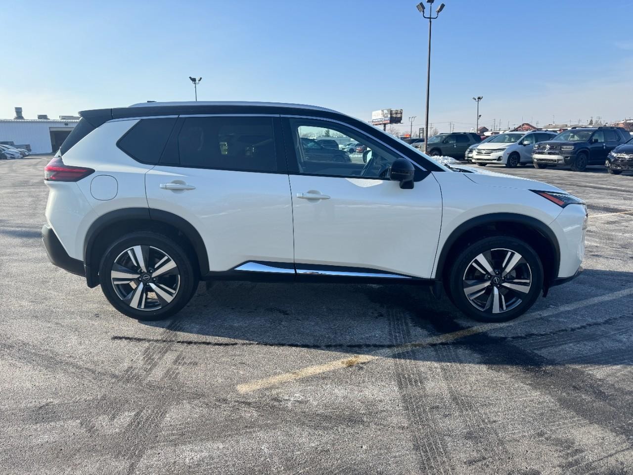 Nissan Rogue Vehicle Full-screen Gallery Image 02