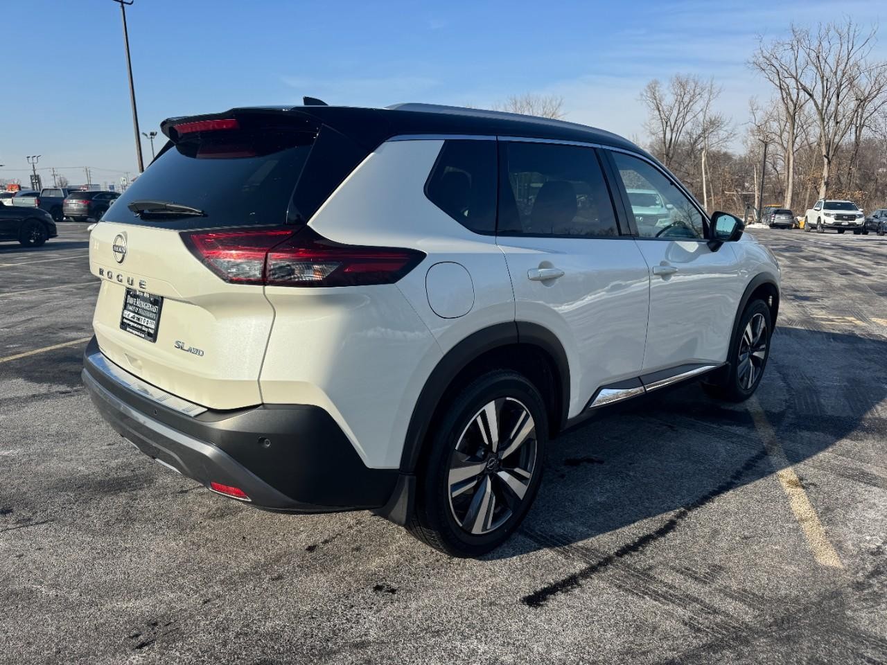 Nissan Rogue Vehicle Full-screen Gallery Image 03