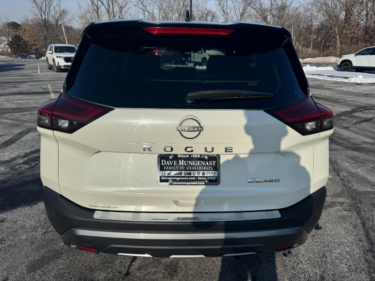 Nissan Rogue Vehicle Full-screen Gallery Image 05