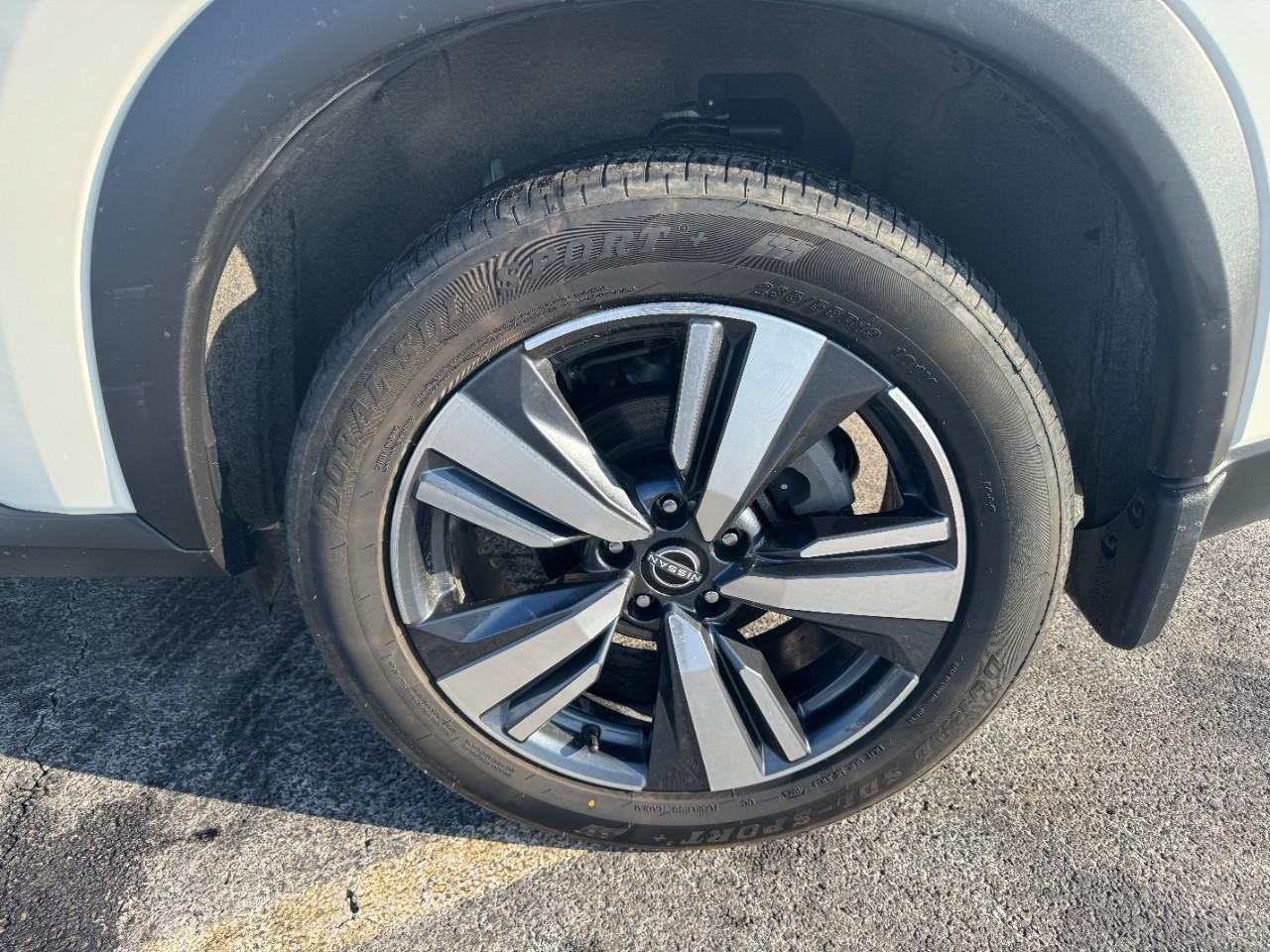 Nissan Rogue Vehicle Full-screen Gallery Image 07