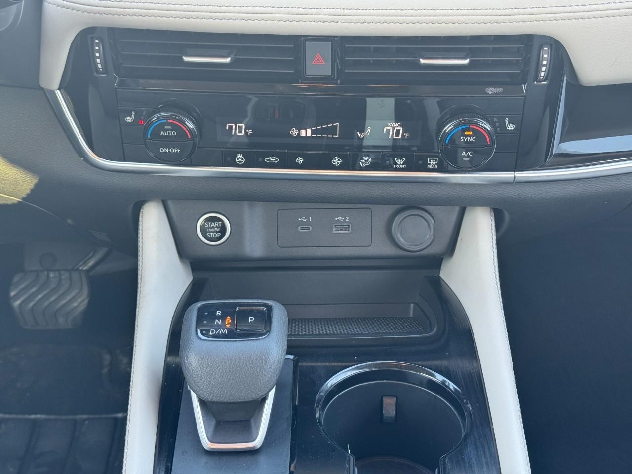 Nissan Rogue Vehicle Full-screen Gallery Image 15