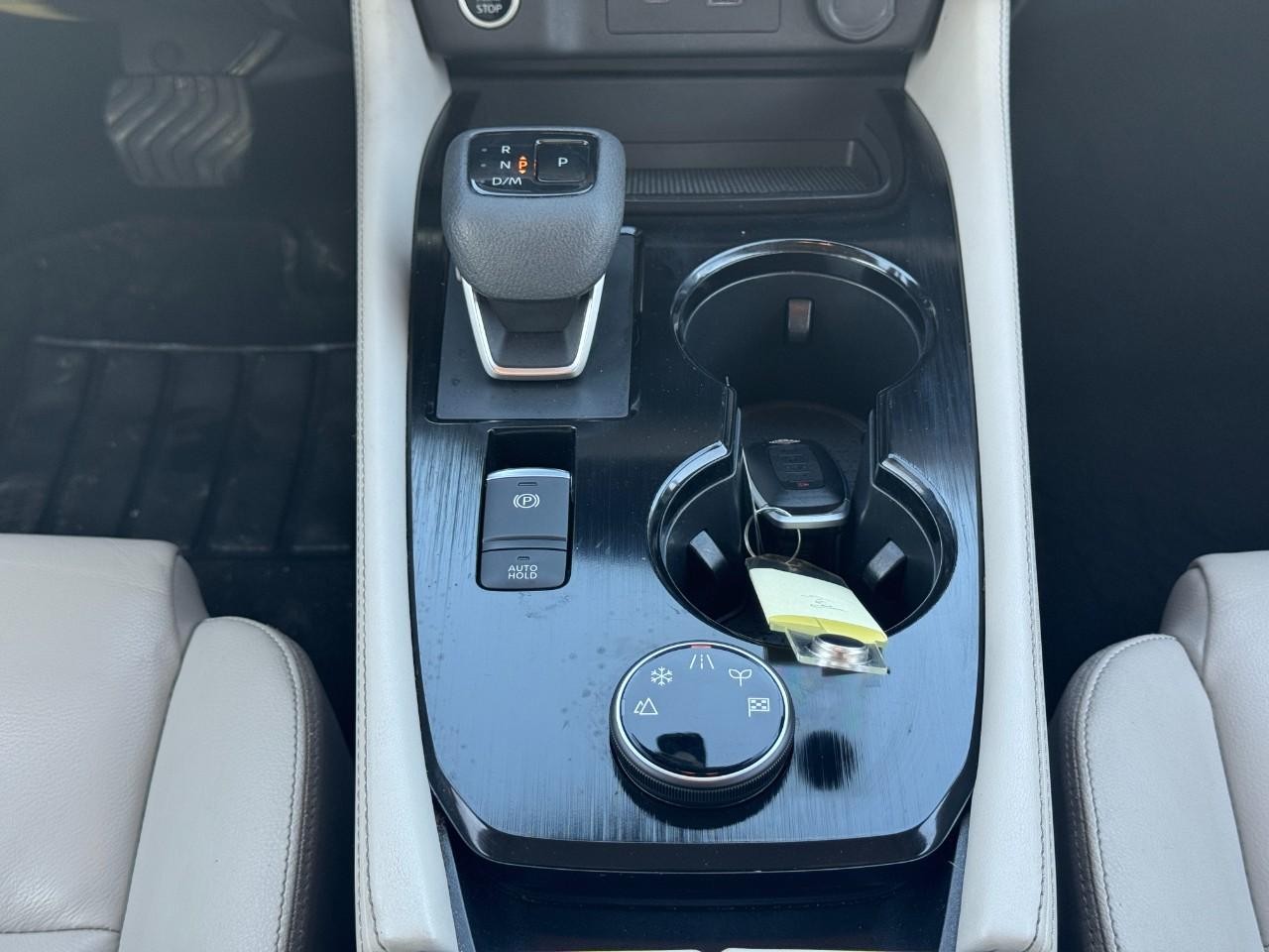 Nissan Rogue Vehicle Full-screen Gallery Image 16