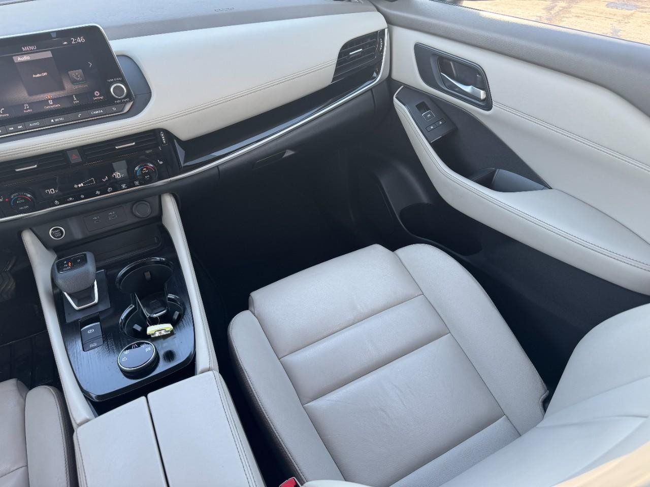 Nissan Rogue Vehicle Full-screen Gallery Image 17