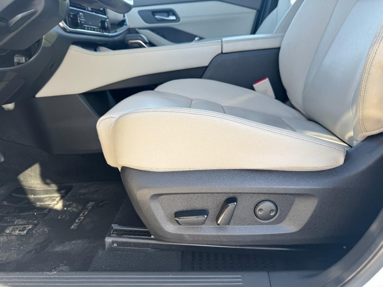 Nissan Rogue Vehicle Full-screen Gallery Image 18