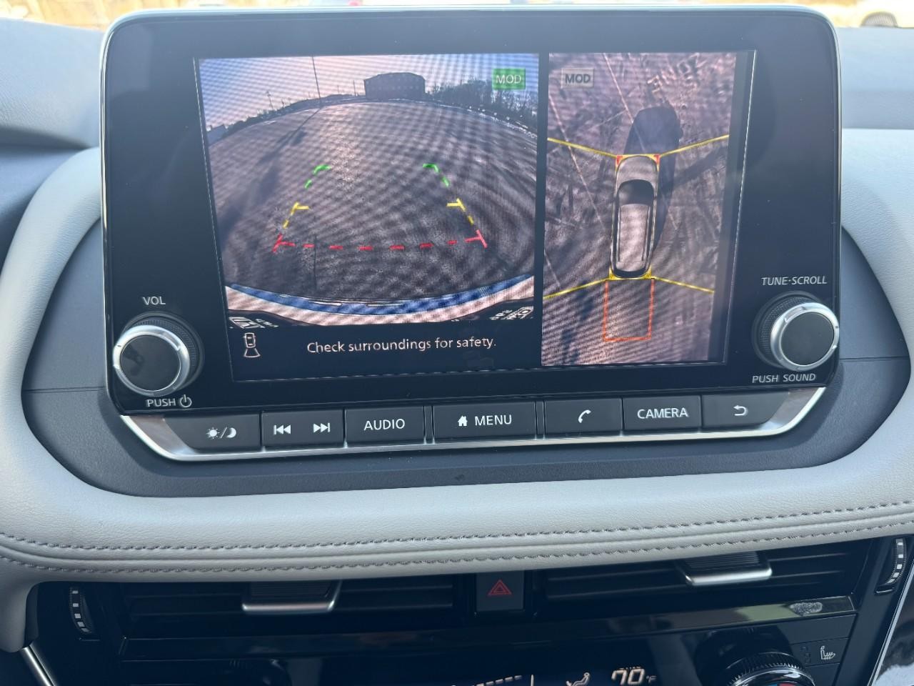 Nissan Rogue Vehicle Full-screen Gallery Image 23