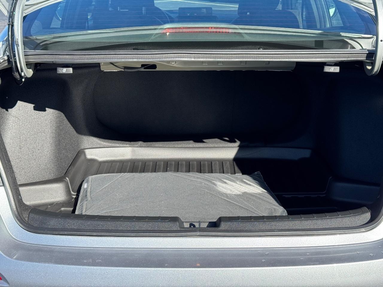 Honda Civic Sedan Hybrid Vehicle Full-screen Gallery Image 04