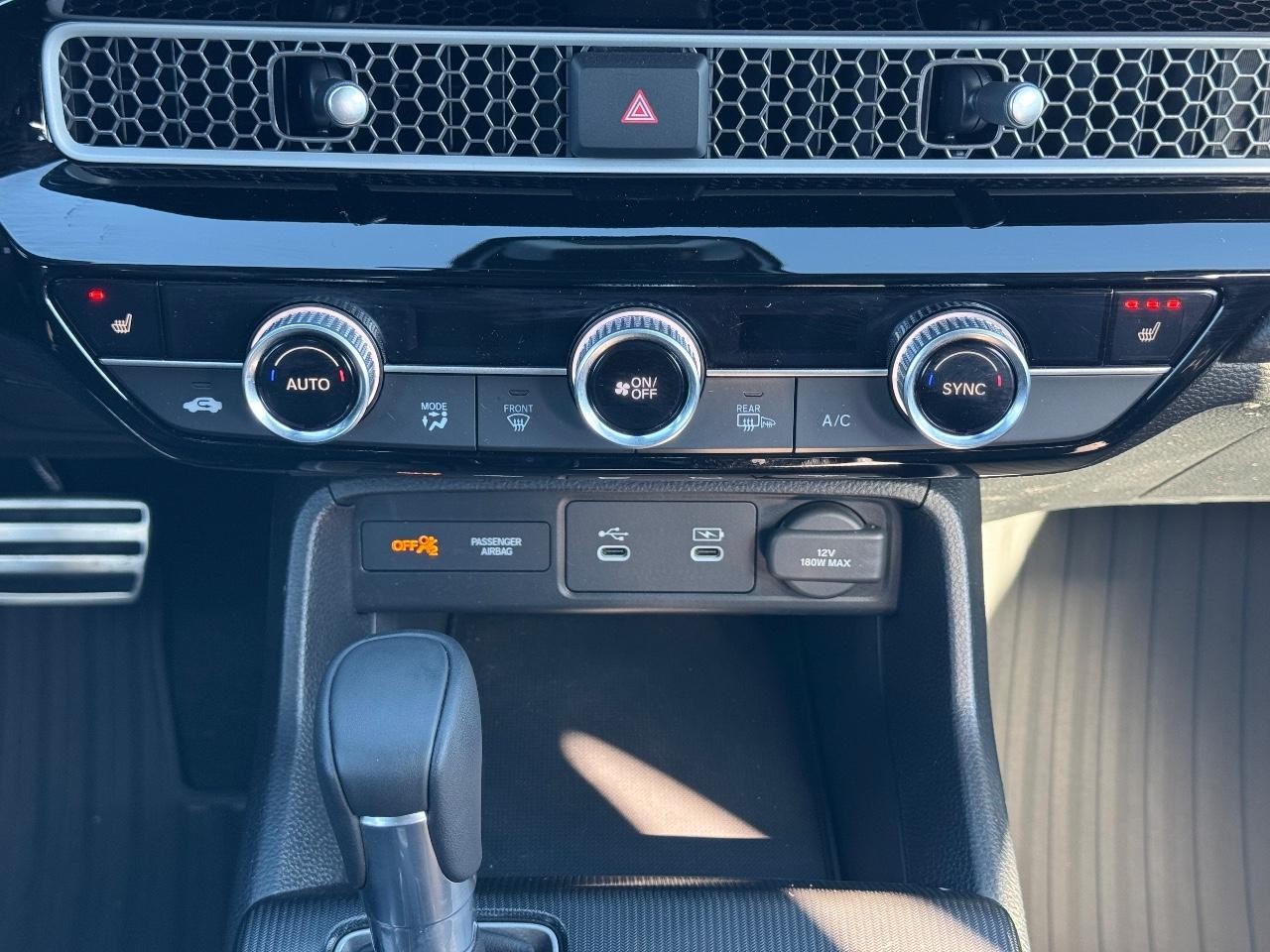 Honda Civic Sedan Hybrid Vehicle Full-screen Gallery Image 14