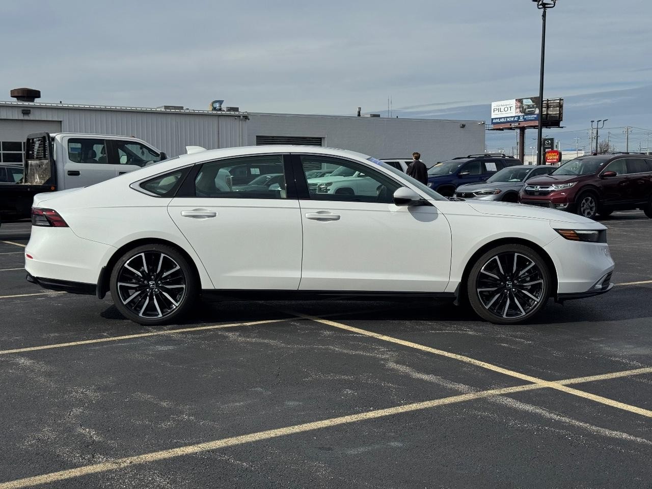 Honda Accord Hybrid Vehicle Full-screen Gallery Image 02