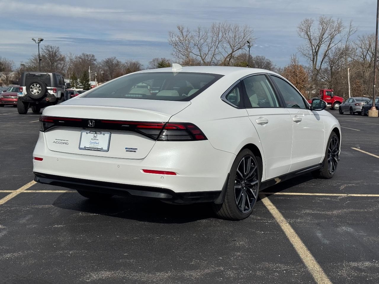 Honda Accord Hybrid Vehicle Full-screen Gallery Image 03