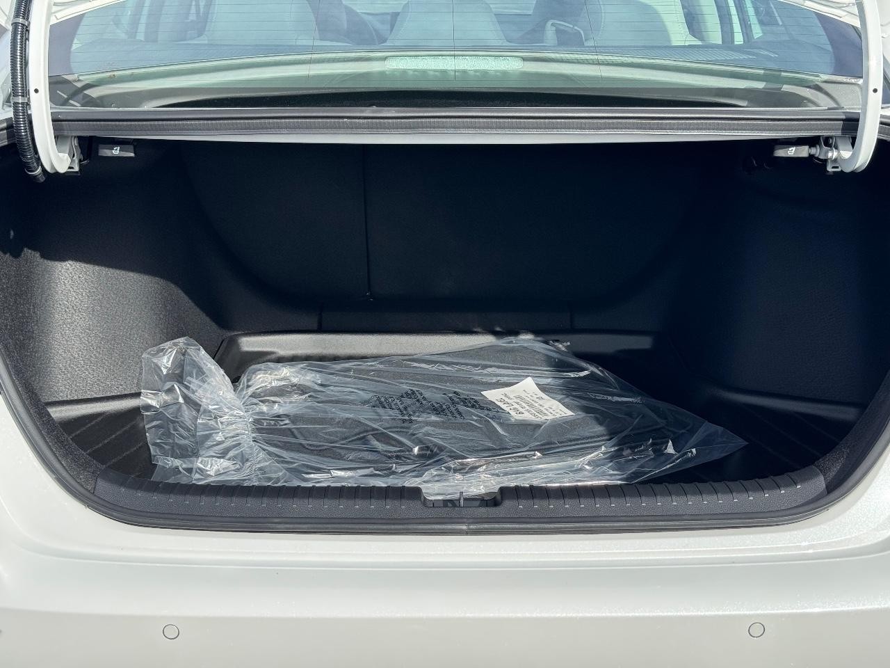 Honda Accord Hybrid Vehicle Full-screen Gallery Image 04