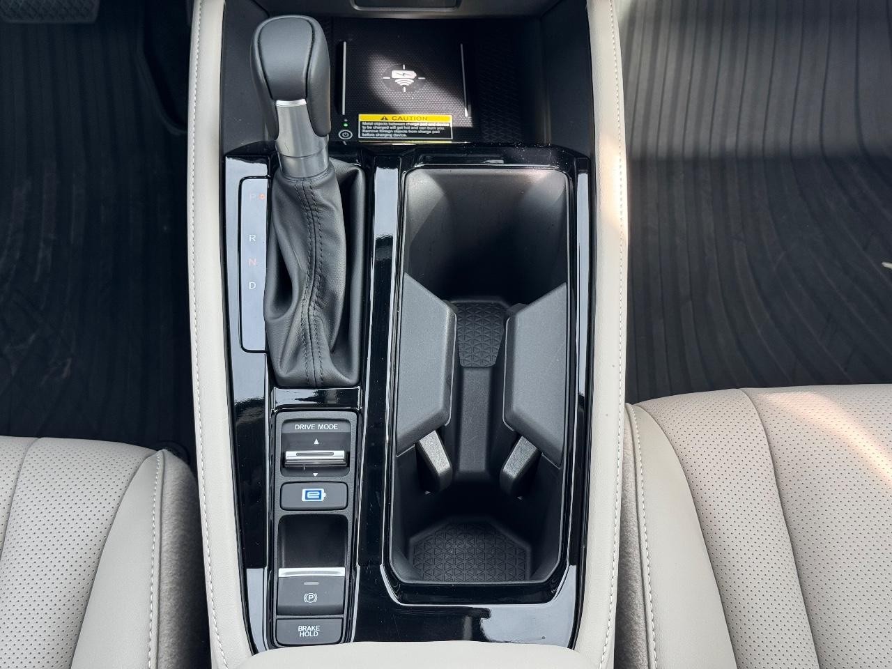 Honda Accord Hybrid Vehicle Full-screen Gallery Image 15