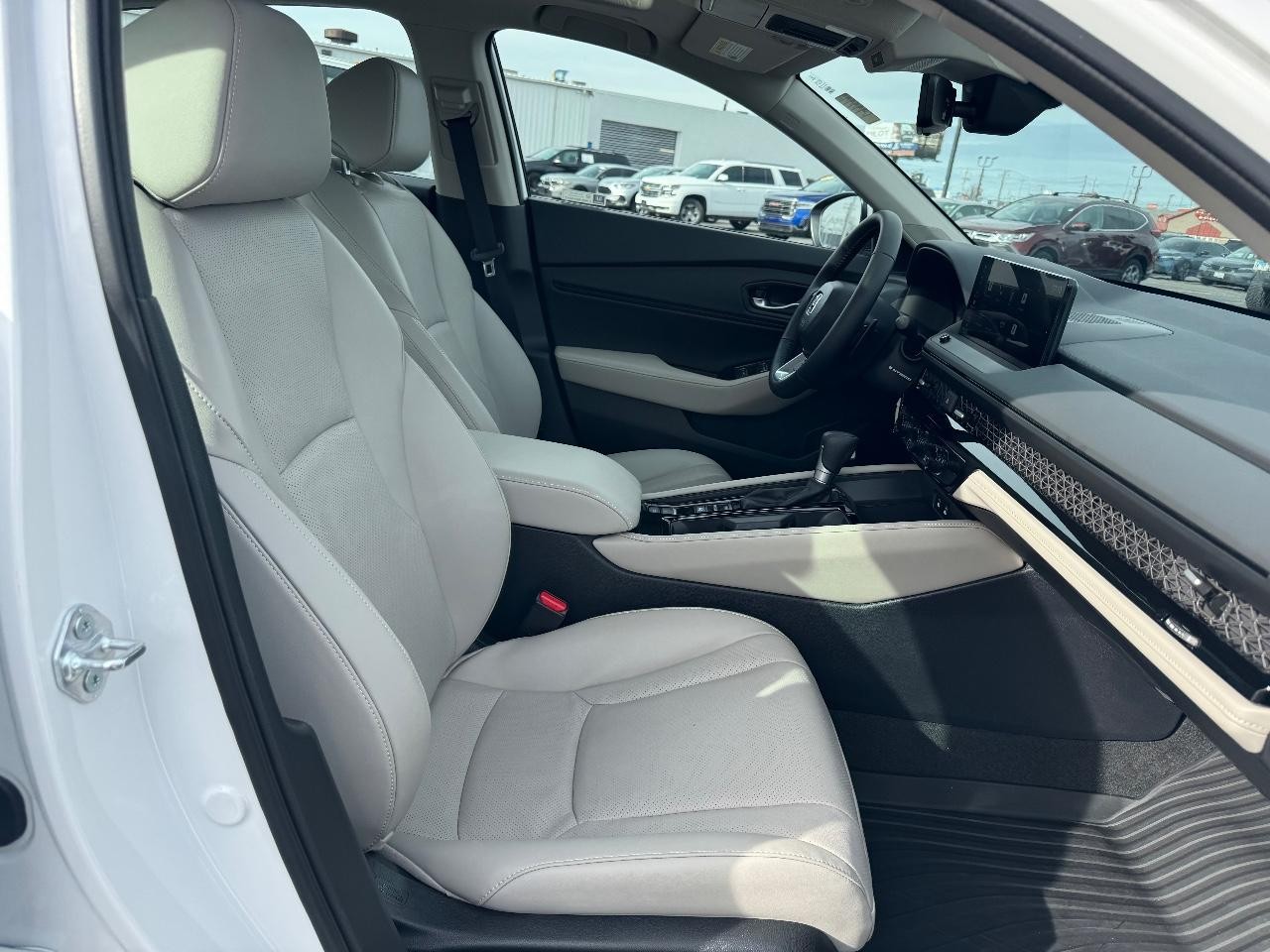 Honda Accord Hybrid Vehicle Full-screen Gallery Image 17