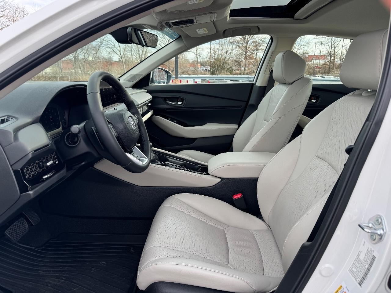 Honda Accord Hybrid Vehicle Full-screen Gallery Image 18