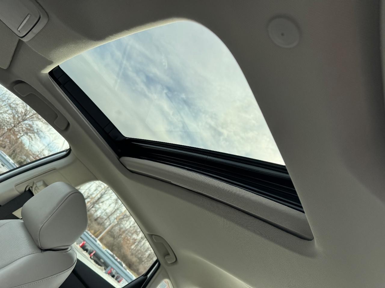 Honda Accord Hybrid Vehicle Full-screen Gallery Image 19