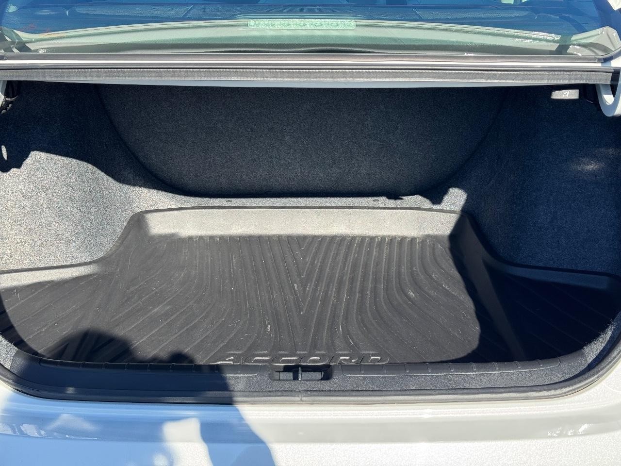 Honda Accord Sedan Vehicle Full-screen Gallery Image 04