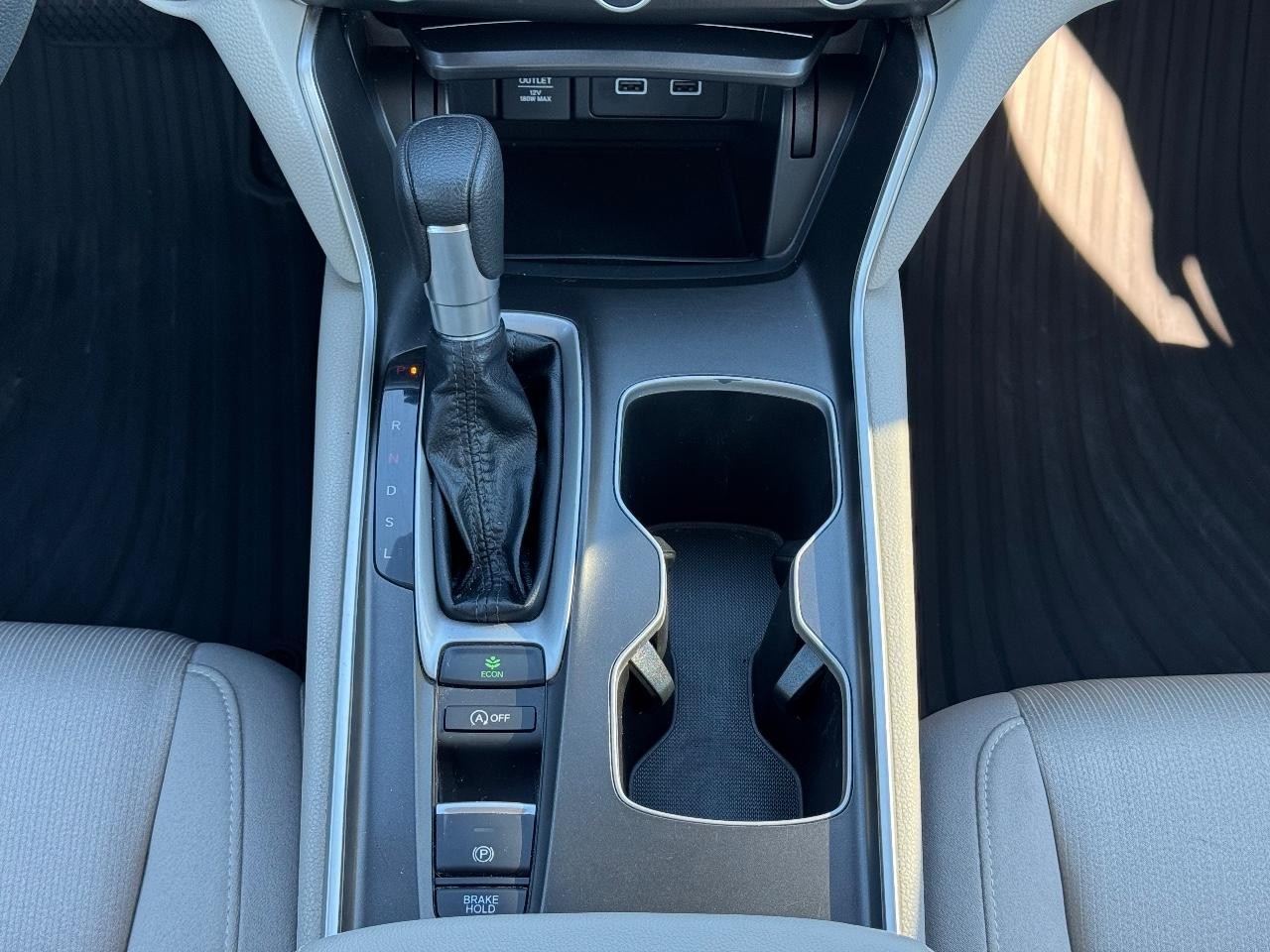 Honda Accord Sedan Vehicle Full-screen Gallery Image 15