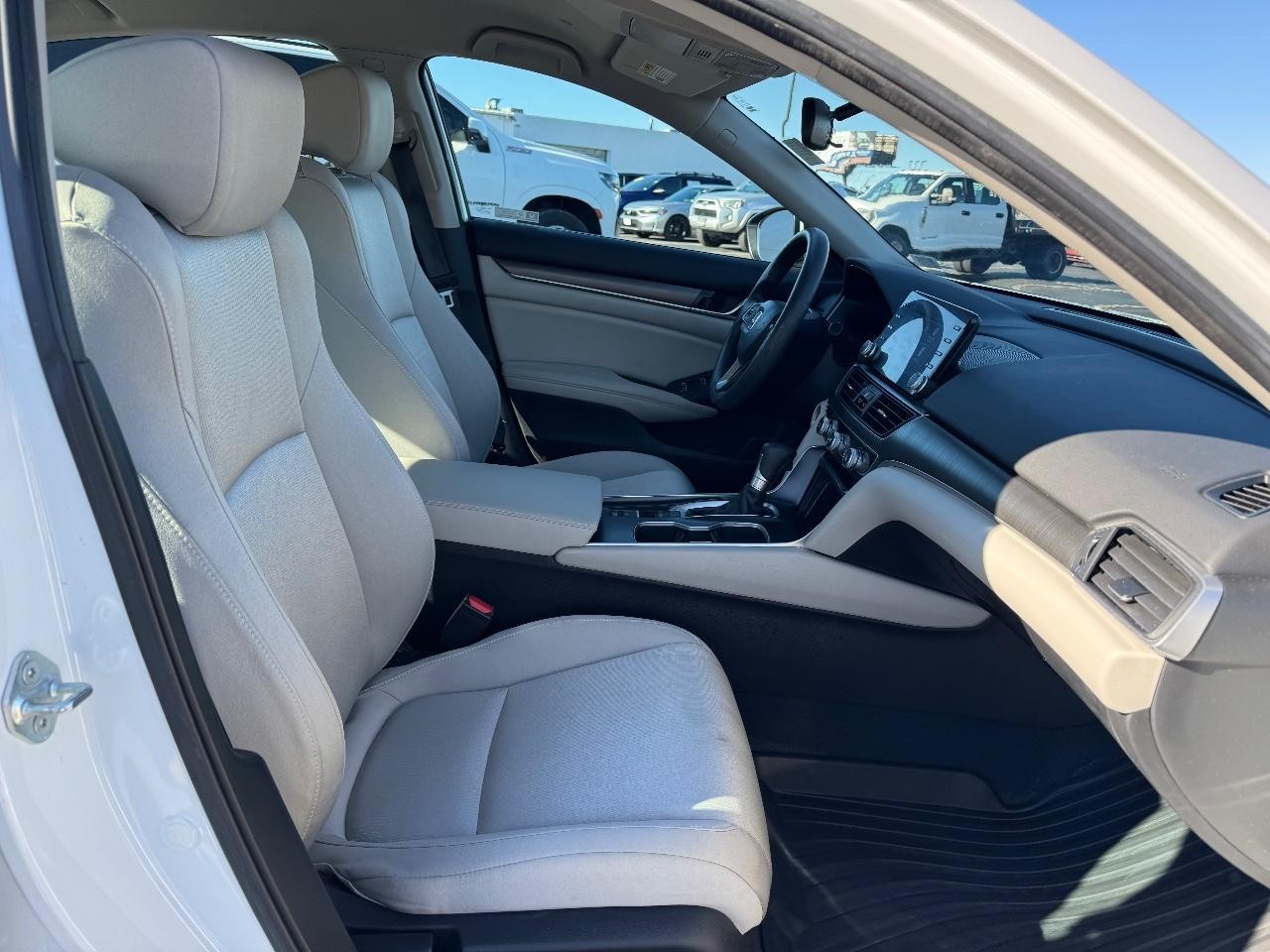 Honda Accord Sedan Vehicle Full-screen Gallery Image 16