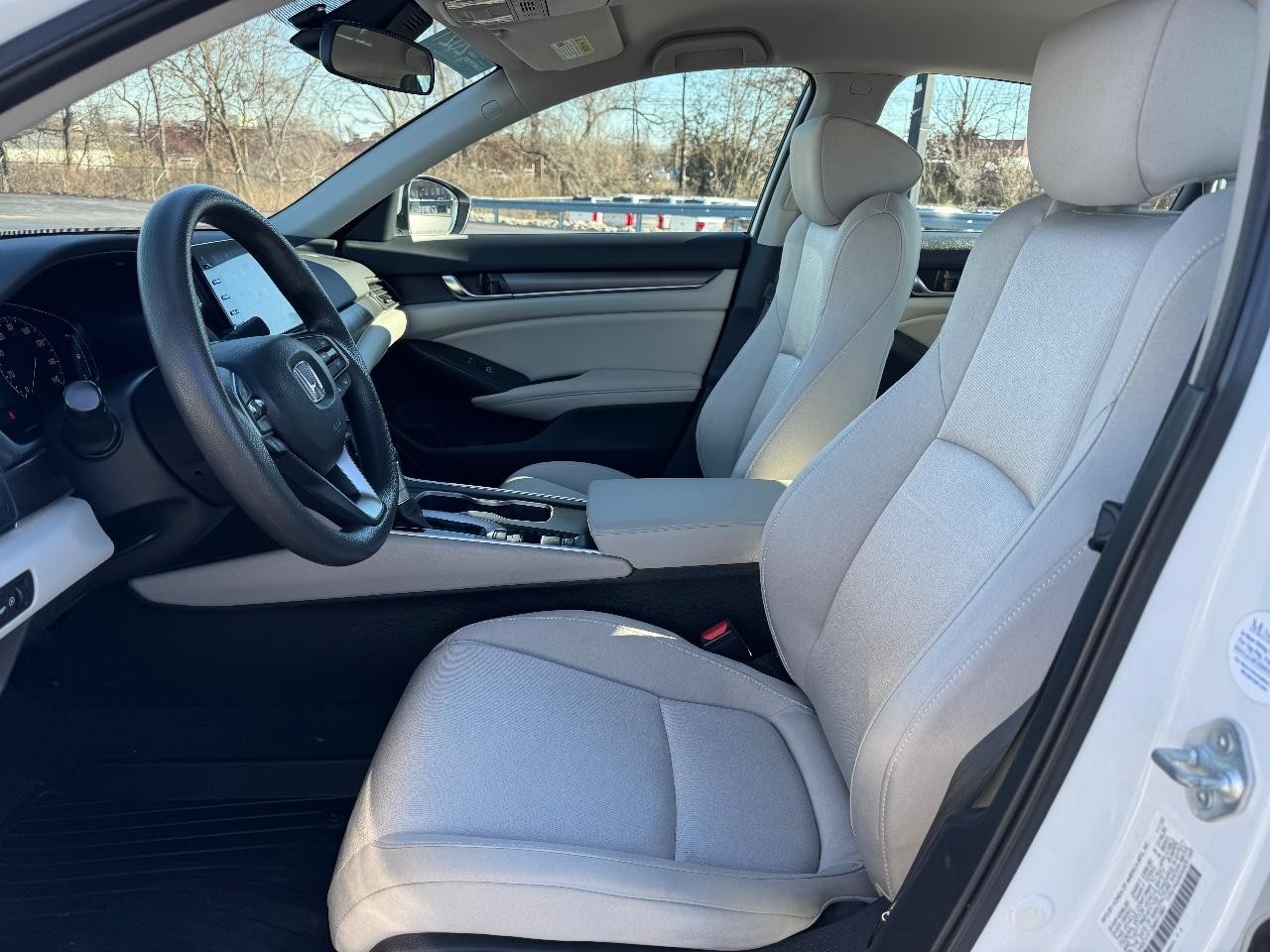 Honda Accord Sedan Vehicle Full-screen Gallery Image 17