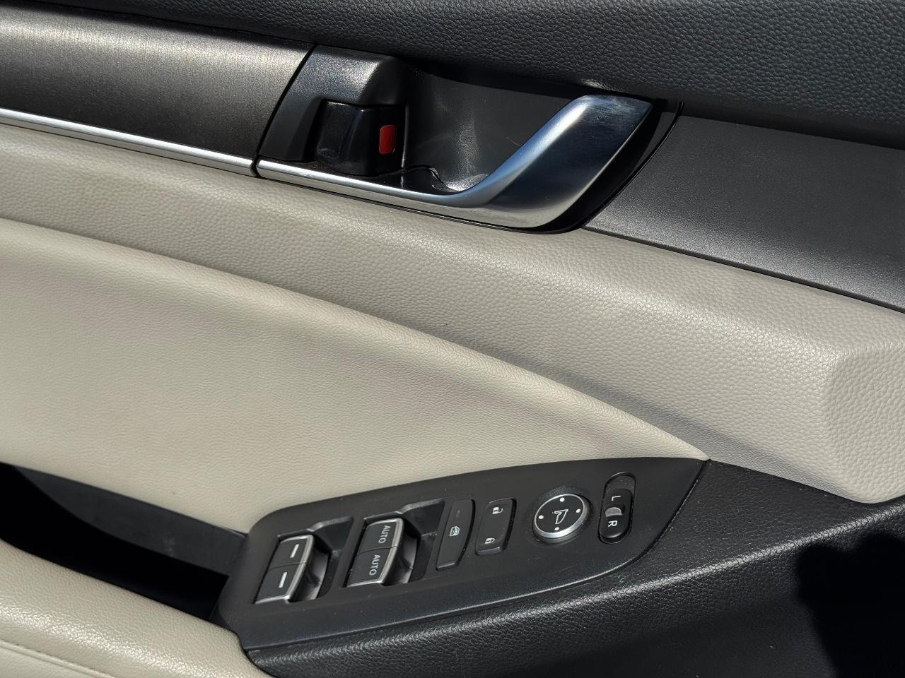 Honda Accord Sedan Vehicle Full-screen Gallery Image 23