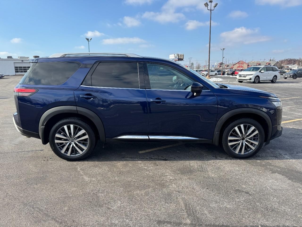 Nissan Pathfinder Vehicle Full-screen Gallery Image 02